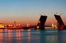 Crucero nocturno por los puentes levadizos del río Neva