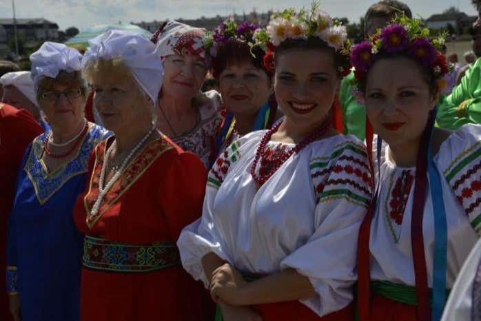 Mujeres con trajes folclóricos