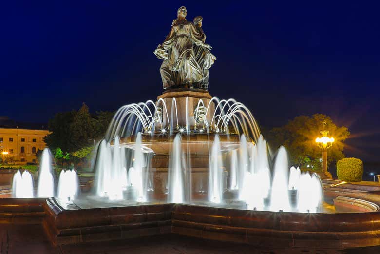La fuente del Arte al anochecer