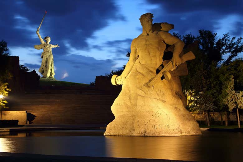 Esculturas de la Madre Patria iluminadas 