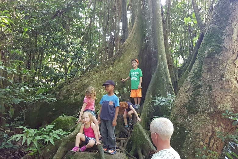 Una famiglia durante un itinerario di trekking