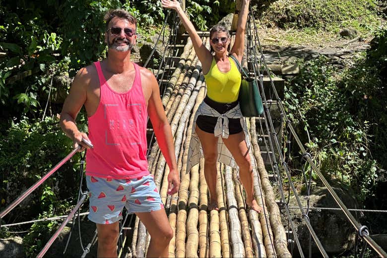 Una pareja realizando la excursión