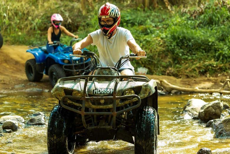 Vadeando un río de Santa Lucía con los quads