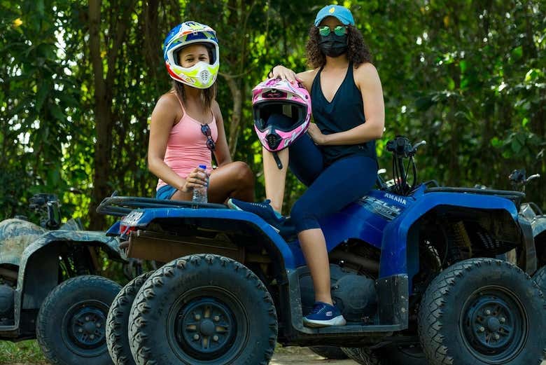 Preparadas para la ruta en quad