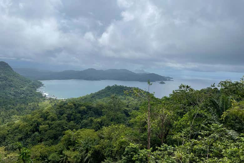 Paisajes de la costa sur de la isla de Santo Tomé
