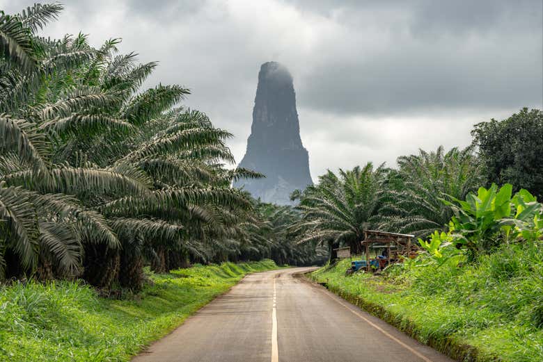 O pico Cão Grande em São Tomé