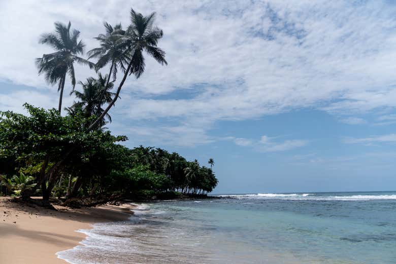 Costa virgen de la playa Jalé, en el sur de Santo Tomé
