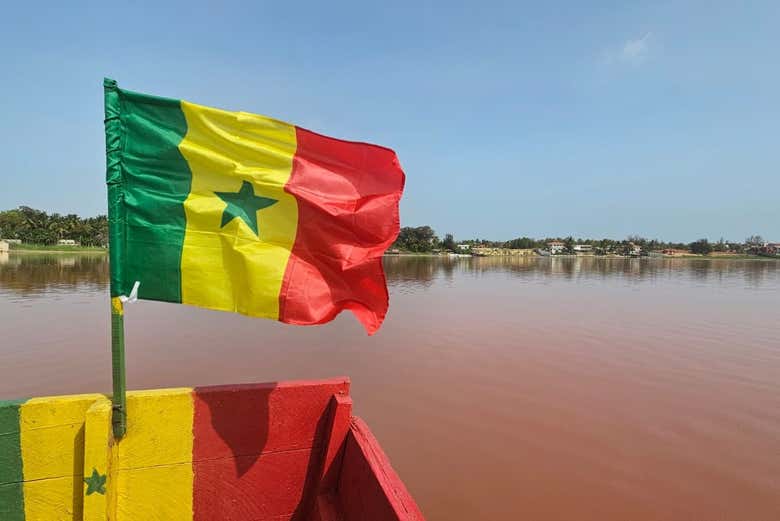 La bandera de Senegal ondeando en el Lago Rosa
