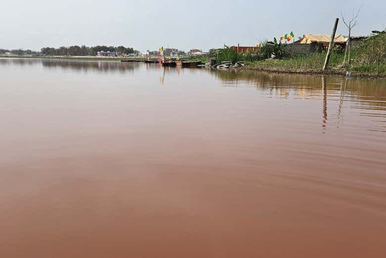 Vistas del intenso color rosa del lago
