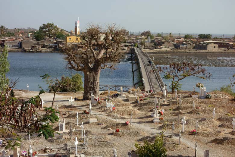 Recorriendo el cementerio de Joal Fadiouth