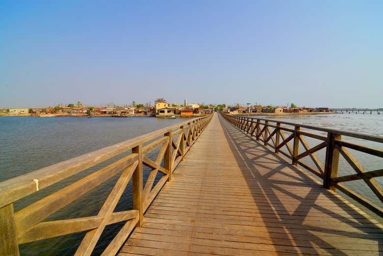 Caminando por el puente de madera hacia la isla