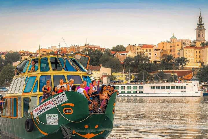 Admirad el perfil histórico de la ciudad desde el agua