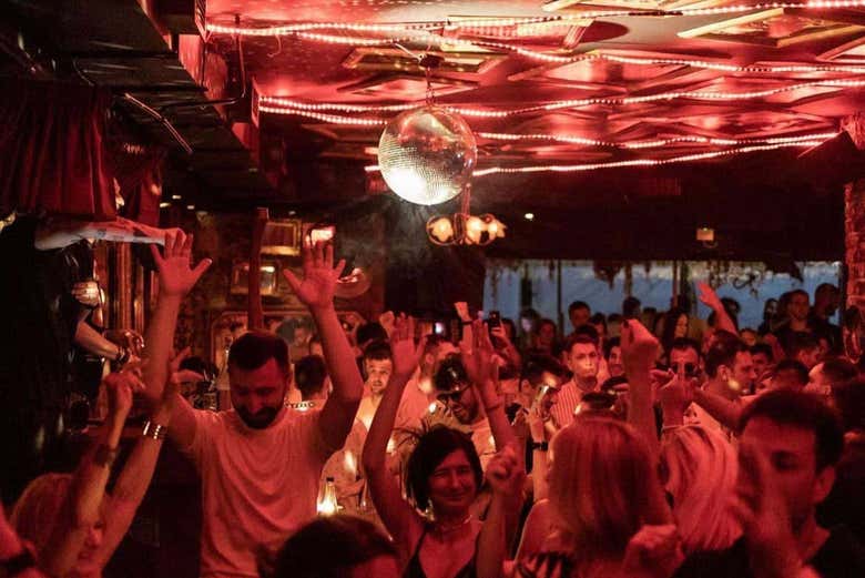 Dansez dans un des bars de Belgrade