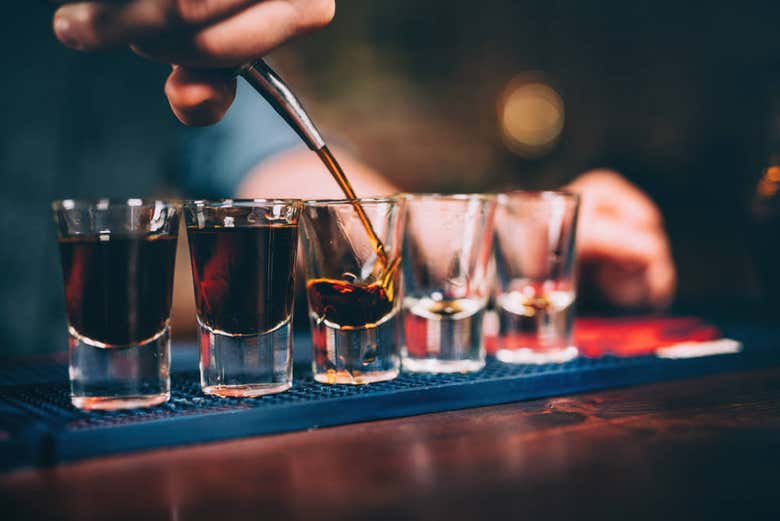 Barman sirviendo chupitos