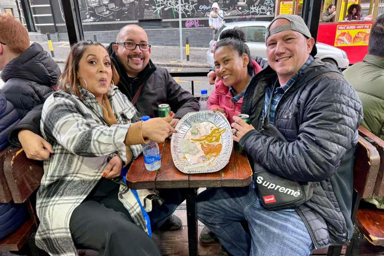 Disfrutando del tour de comida callejera por Belgrado