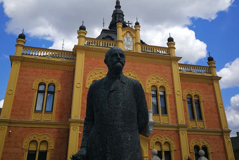 Discover the history behind this city's monuments