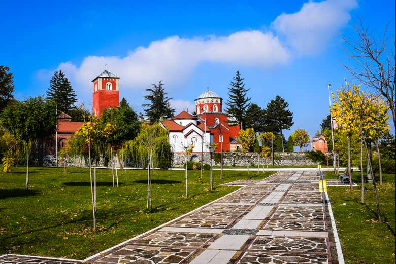 Recorreréis los exteriores del Monasterio Žiča