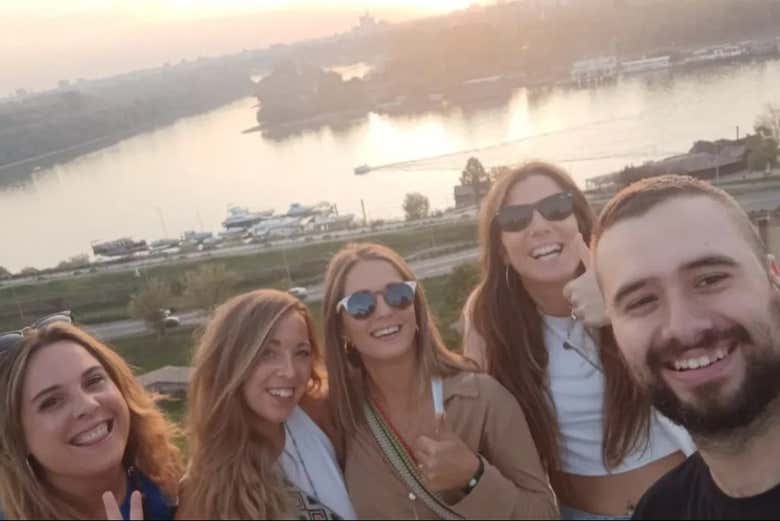 Un grupo de chicas junto al guía conociendo Belgrado