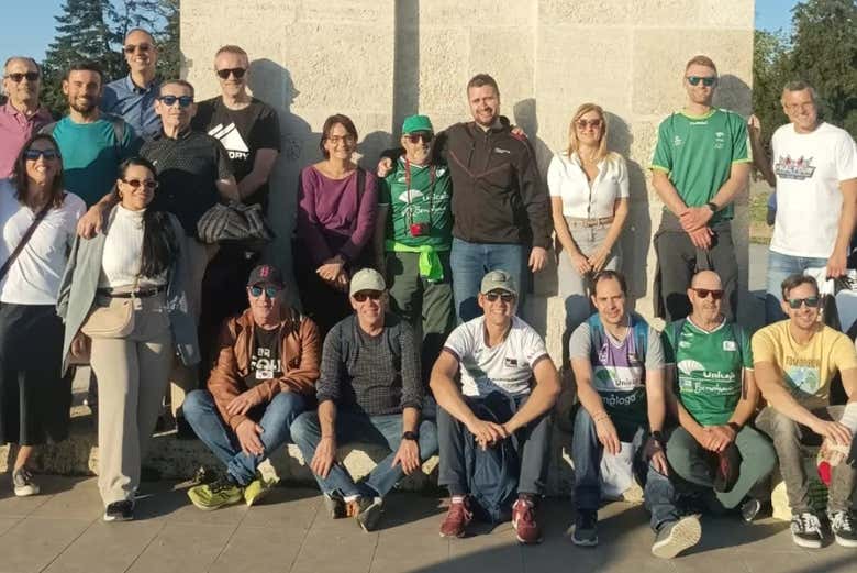 El grupo ante el Monumento Gratitud a Francia