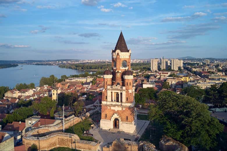 Vue panoramique sur la Tour du Millénaire à Zemun