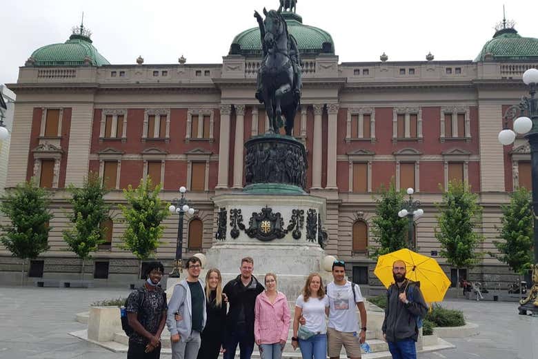 Le groupe du free tour devant le monument au Prince Mihalo