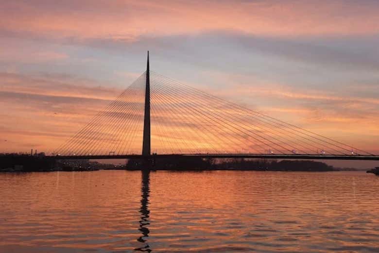 Maravillaos con la iluminación de los puentes de Belgrado