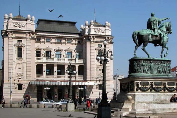 O Monumento ao Príncipe Mihailo na Praça da República