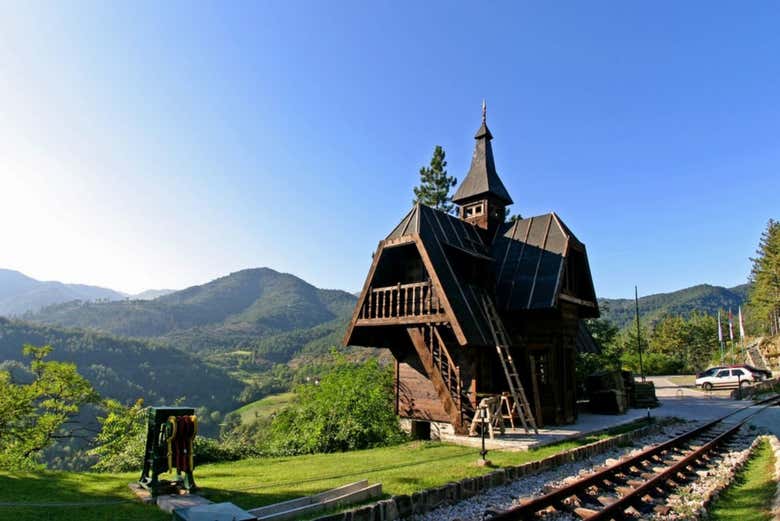 Sargan 8 é o trem mais estreito da Europa