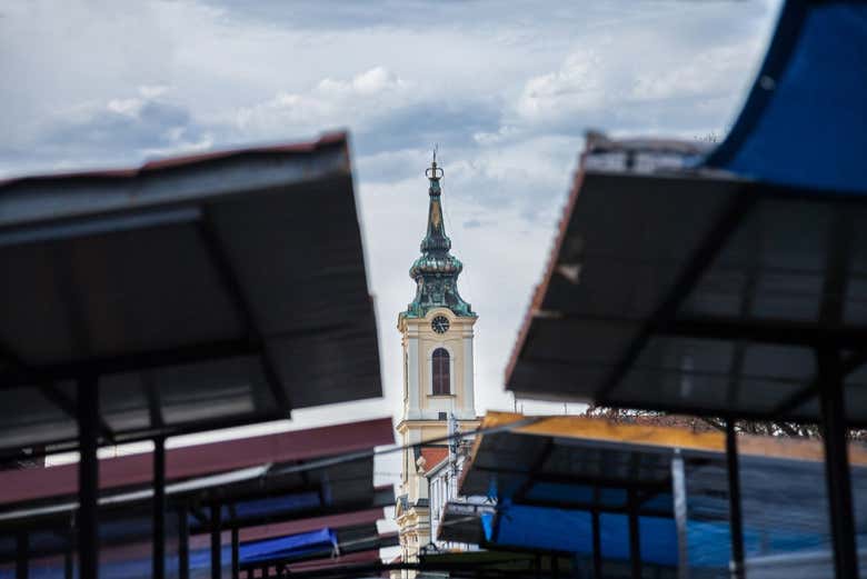 Tour de l'église Nikolajevska depuis la place du marché