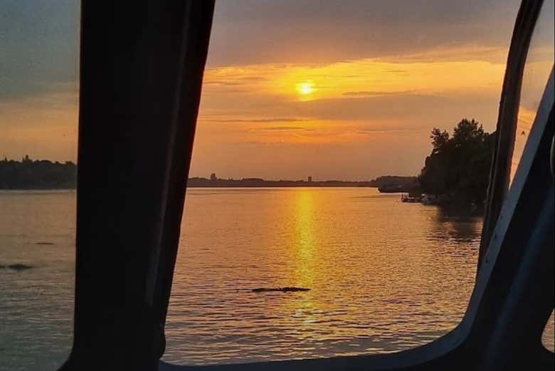 Contemplad una mágica puesta de sol desde el barco