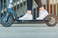 Tour da arquitetura brutalista de patinete elétrico