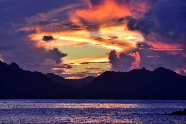 Desfrutando das vistas da costa de Praslin