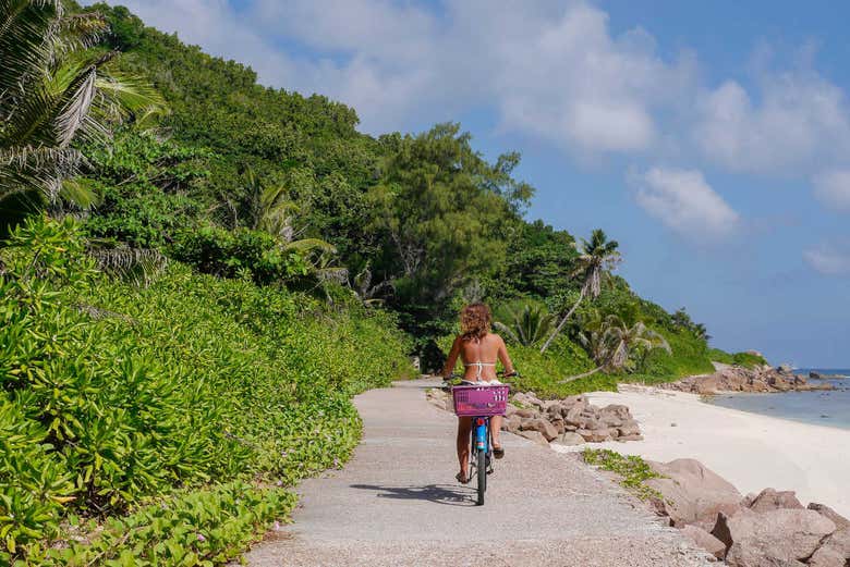 Passeio de bicicleta por La Digue