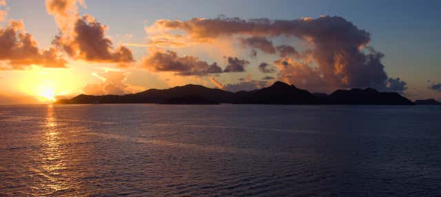 Passeio de barco ao entardecer