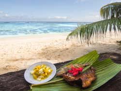 Plato de pescado en la playa