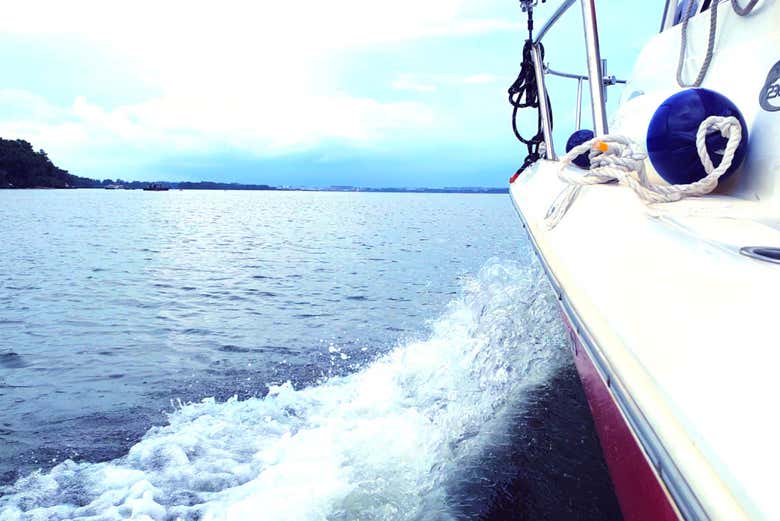 Surcando las aguas del noreste de Singapur