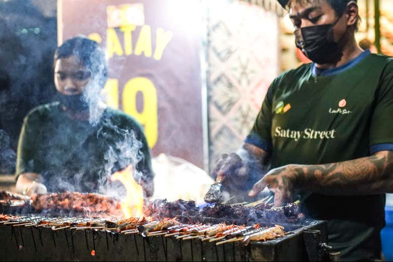Cocinando el satay