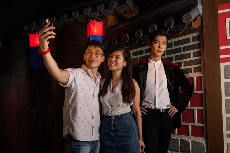 Posando junto a las celebridades en la zona K-Wave