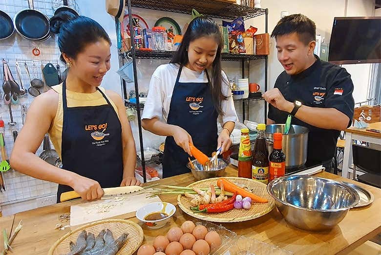 Aprendiendo a preparar platos tradicionales de Singapur