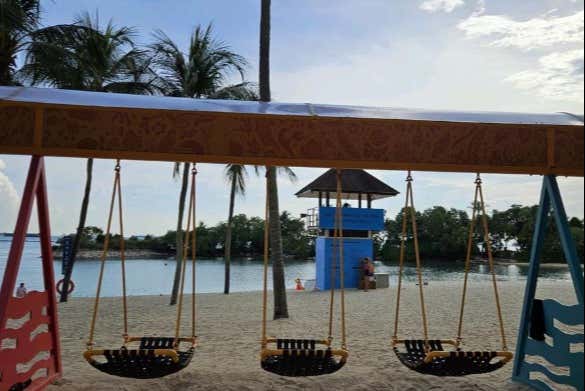 Columpios en una playa