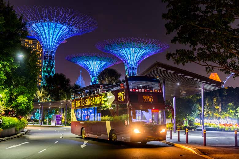 Recorriendo de noche Singapur en autobús turístico