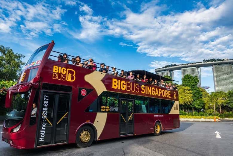 Durante a rota por Singapura a bordo do ônibus turístico