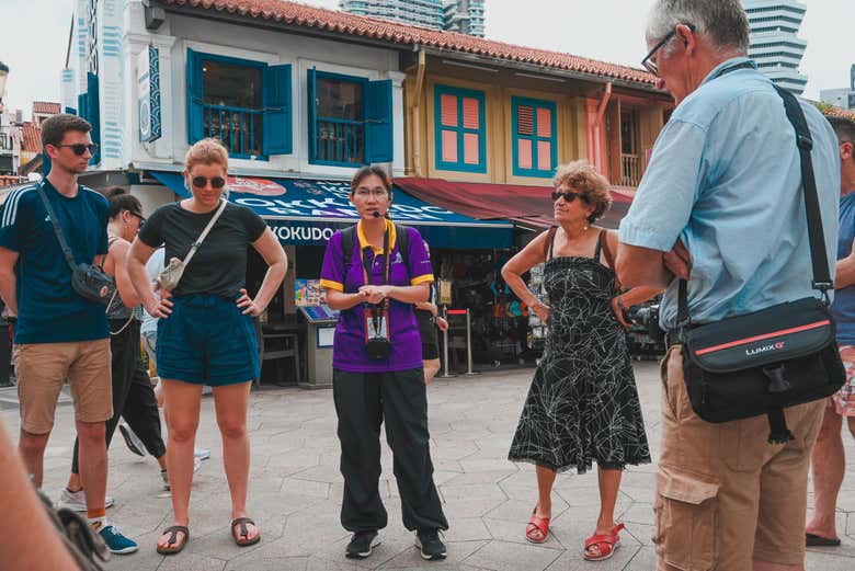 Escuchando las explicaciones de la guía en Kampong Glam