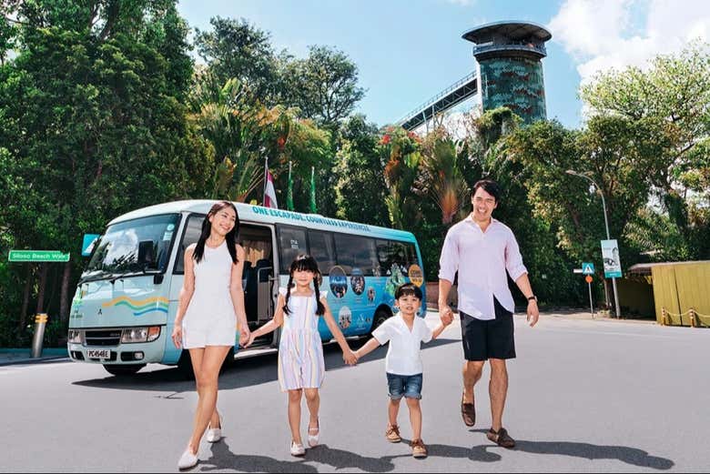 Familia junto al autobús de la isla Sentosa
