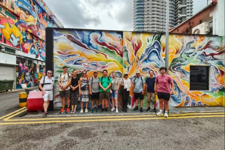 Foto con un mural de fondo 