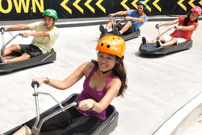 Praticando luge en Sentosa