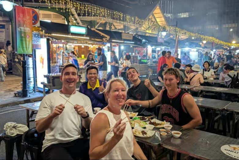 Discover Singapore's fun streetfood stalls at night!