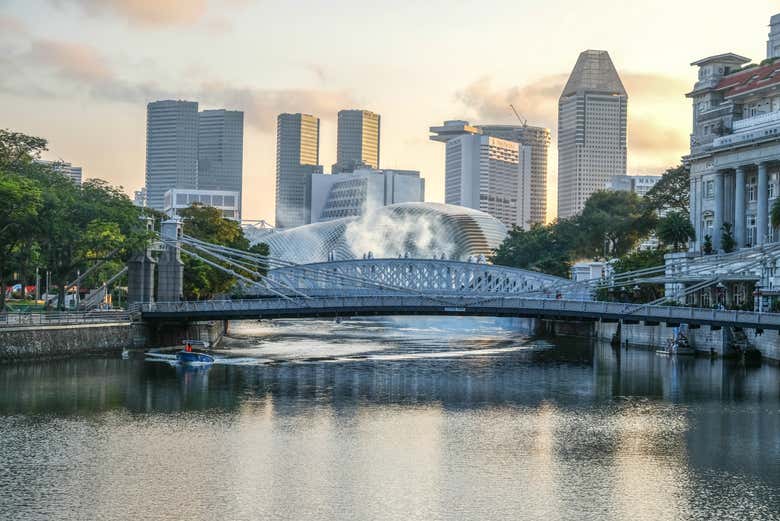 Le pont Cavenagh sur la rivière Singapour