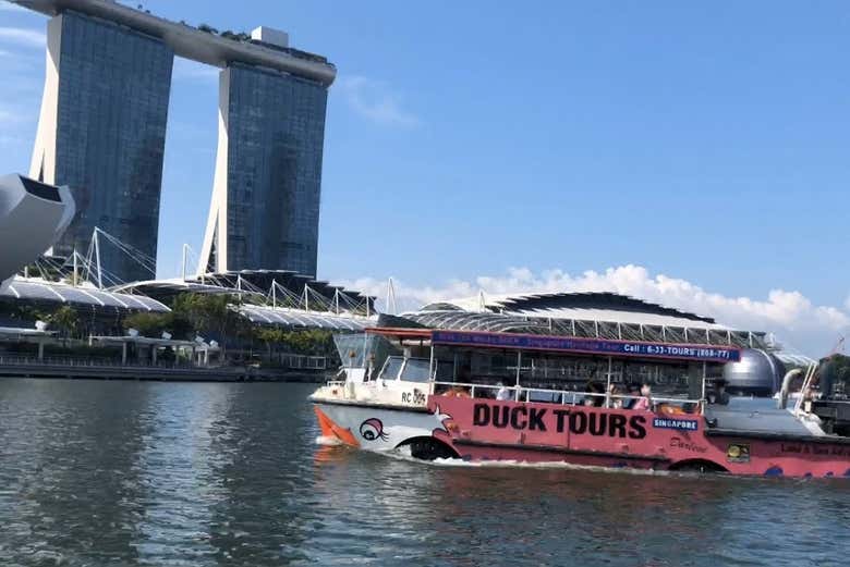 Recorriendo Singapur en un autobús anfibio