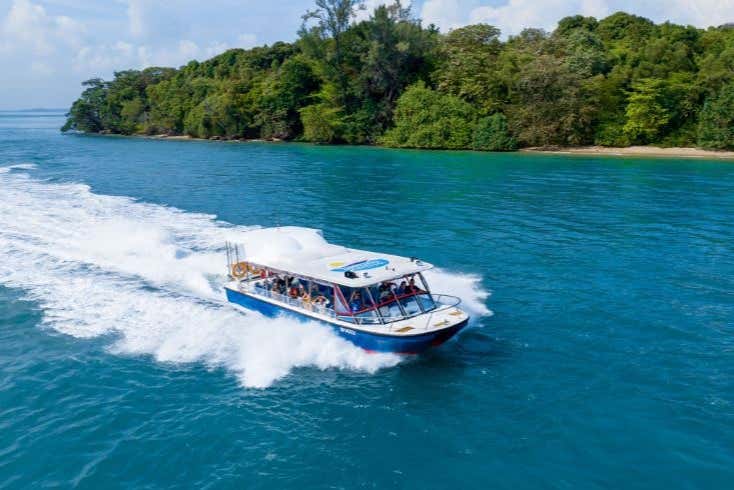 Chegaremos às ilhas de Lazarus e Saint John de lancha